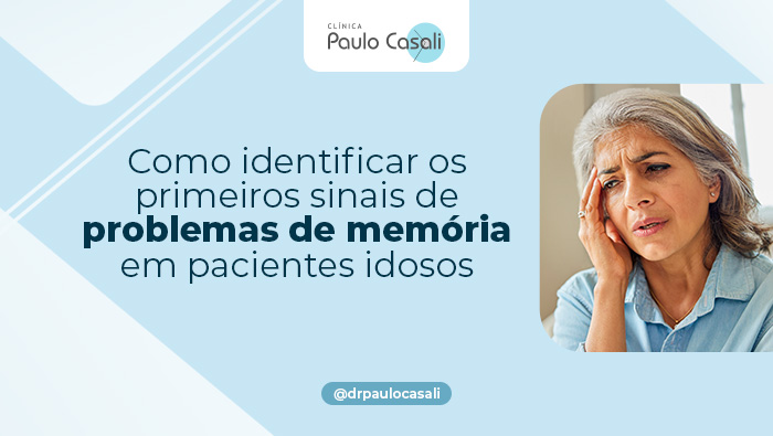 Mulher idosa com expressão de preocupação, segurando a cabeça com uma das mãos, sugerindo dor de cabeça ou problemas de memória. Ela parece desconfortável.