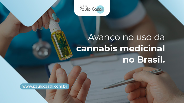 Avanço no uso da cannabis medicinal no Brasil 1 Profissional da saúde entrega frasco de óleo medicinal com canabidiol a paciente durante consulta com prancheta e formulários.