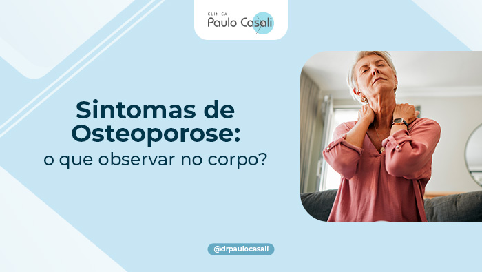 Sintomas de Osteoporose: o que observar no corpo? 1 Mulher idosa sentada no sofá com expressão de dor e mãos no pescoço, indicando possível desconforto muscular ou articular.