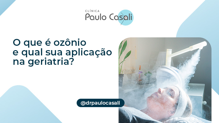 O que é ozônio e qual sua aplicação na geriatria? 1 Mulher deitada com faixa na cabeça recebe vapor facial em clínica estética, com ambiente iluminado e plantas ao fundo.