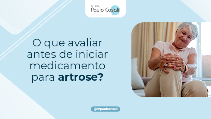 O que avaliar antes de iniciar medicamento para artrose? 1 Imagem de uma idosa sentada, com expressão de dor, segurando o joelho