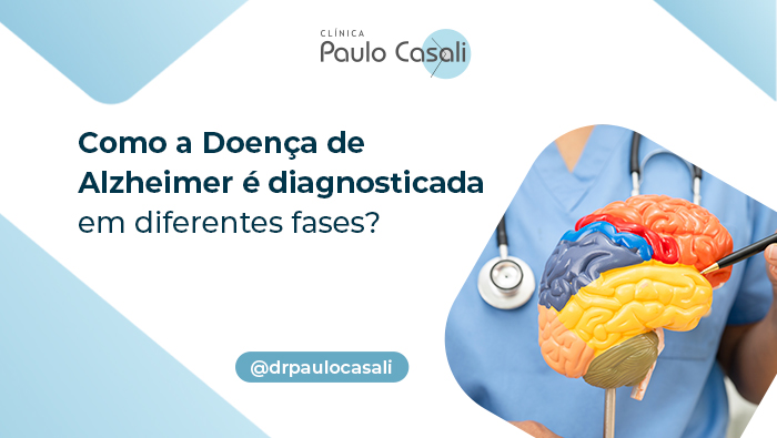Profissional de saúde com estetoscópio segura modelo anatômico colorido de cérebro, apontando regiões específicas com uma caneta para explicação.