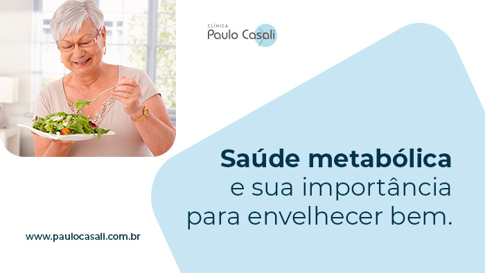 Mulher idosa sorridente segurando um prato de salada fresca e uma colher, em ambiente claro, representando alimentação saudável.
