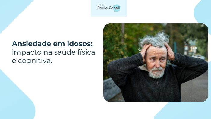 Idoso ao ar livre segura a cabeça com expressão de preocupação ou tensão emocional, em ambiente natural desfocado ao fundo.