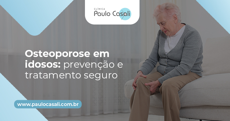 Idosa sentada no sofá segura o joelho com expressão de dor ou desconforto na articulação.