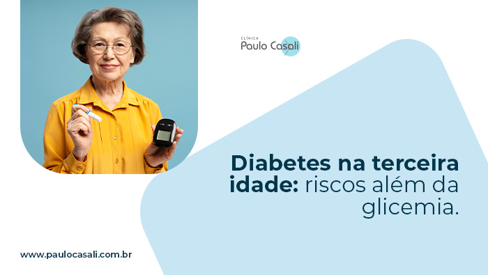 Idosa segura glicosímetro e lanceta, indicando monitoramento da glicemia em fundo neutro.