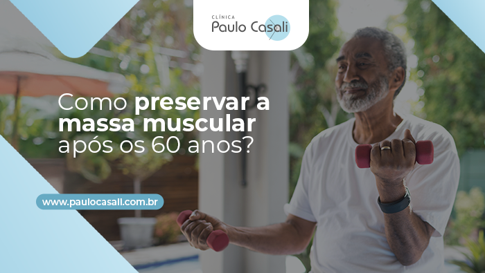 Como preservar a massa muscular após os 60 anos? 1 Idoso realizando exercício com halteres leves, representando fortalecimento muscular, saúde e qualidade de vida após os 60 anos.