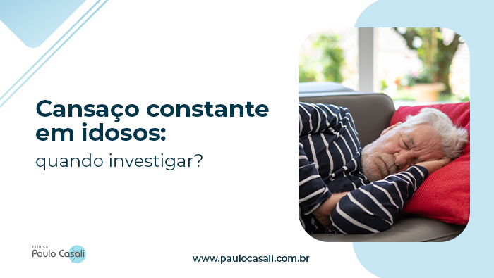 Homem idoso deitado de lado em um sofá, com os olhos fechados e a cabeça apoiada sobre uma almofada vermelha.